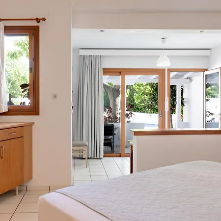 Zorbas Family House Hotell 3*